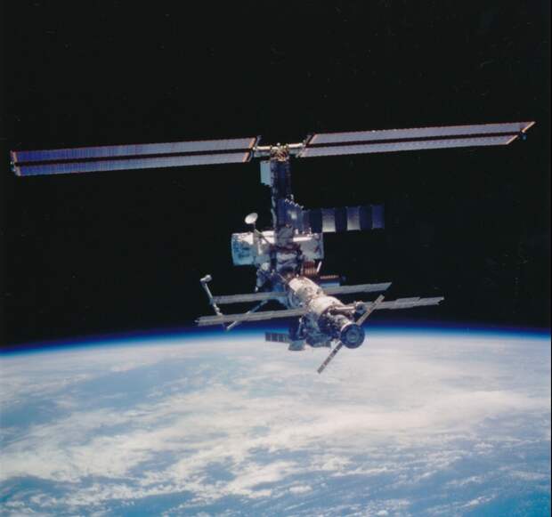 2002. Международная космическая станция и «Шаттл Атлантис» (STS-110). 17 апреля