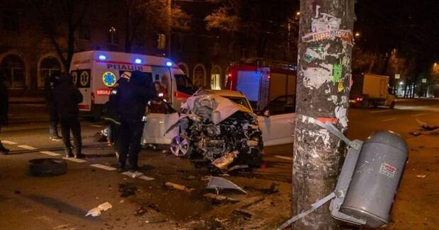 Авария дня. Пьяная автомобилистка влетела в столб