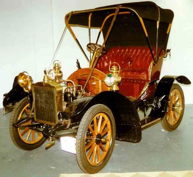 GEA (Gustaf Ericssons Automobilfabrik) – один из первых автозаводов в Швеции. Был основан в 1904 году в Стокгольме, а годом позже представил первую модель с 6-цилиндровым двигателем (двумя 3-цилиндровыми Fafnir по соседству). Для серийной, не гоночной машины такая мощь была нонсенсом. Модель получилась дорогой, заказов не было, и к 1909 году компания закрылась. На снимке – единственный экземпляр 1907 года.