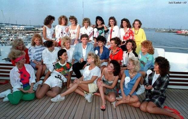 Дональд Трамп с конкурсантками Мисс Штат отдыхает на борту своей яхты в Атлантик-Сити, Нью-Джерси, 1988 г.