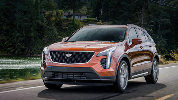 Cadillac xt4. В США модель доступна с июля 2018-го. За первый квартал 2019-го там реализовано 7026 штук. В Китае Cadillac XT4 продаётся уже год, с января по март разошлось 13 120 единиц. Спрос в Европе наверняка будет слабее. Снимков версии для ЕС нет, поэтому на всех фото показан «американец».