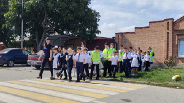 Сотрудники Госавтоинспекции совместно с отрядом ЮИД организовали «Экскурсию в страну ПДД» школьникам Северной Осетии