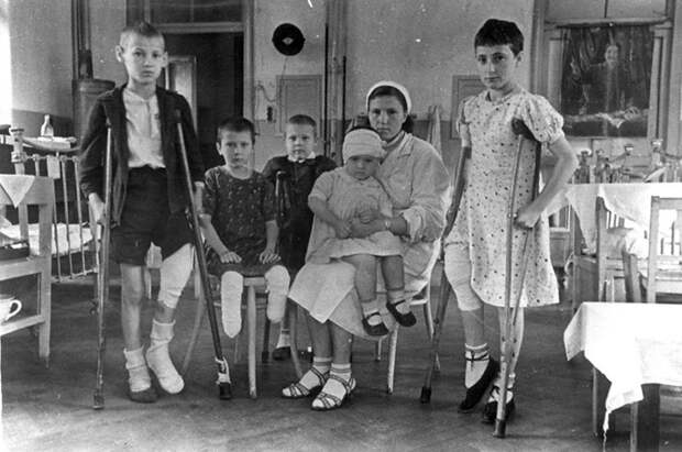 Раненые дети в палате Ленинградского государственного Педиатрического института. 1942 г. Ленинград.