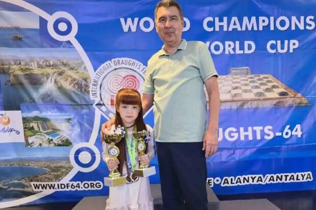 Полный успех: юная астраханка выиграла три медали на первенстве мира по шашкам