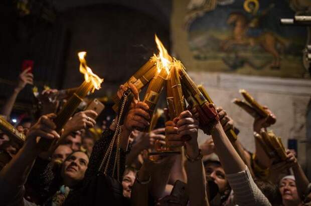 Захарова прокомментировала схождение Благодатного огня: «Слава Богу! Значит, еще поживем!»