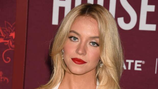 Актриса Сидни Суини снялась в бюстгальтере и прозрачной юбке