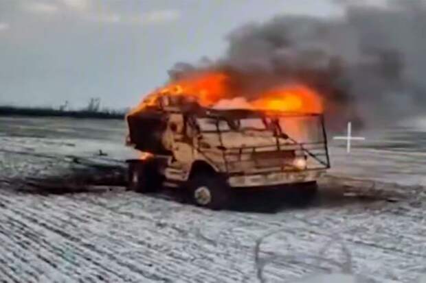 Пылающий гигантским костром броневик ВСУ в пустынном камуфляже сняли на видео