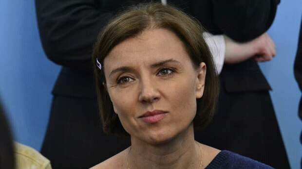 «Научу не сутулиться»: Ксения Алферова предстала перед фанатами в игривом мини