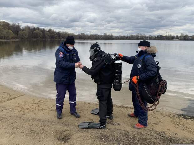 Водолазы готовят Озеро Белое к летнему сезону. Фото: Пресс-служба Управления по ВАО Департамента ГО и ЧСПБ г. Москвы