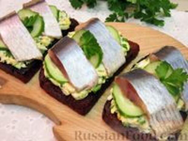 Фото к рецепту: Чесночные гренки с селёдкой, огурцом и яйцами