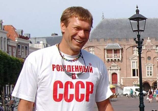 На фоне, как это обычно водится у поклонников СССР, Европа.