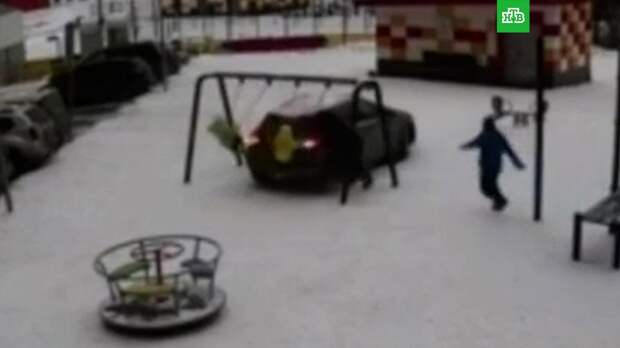 Жительница Сургута перепутала педали и врезалась в качели с детьми: видео