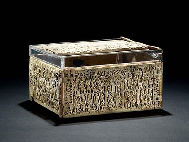 Ларец Фрэнкса (Franks casket) — резная шкатулка, выполненная из китового уса.