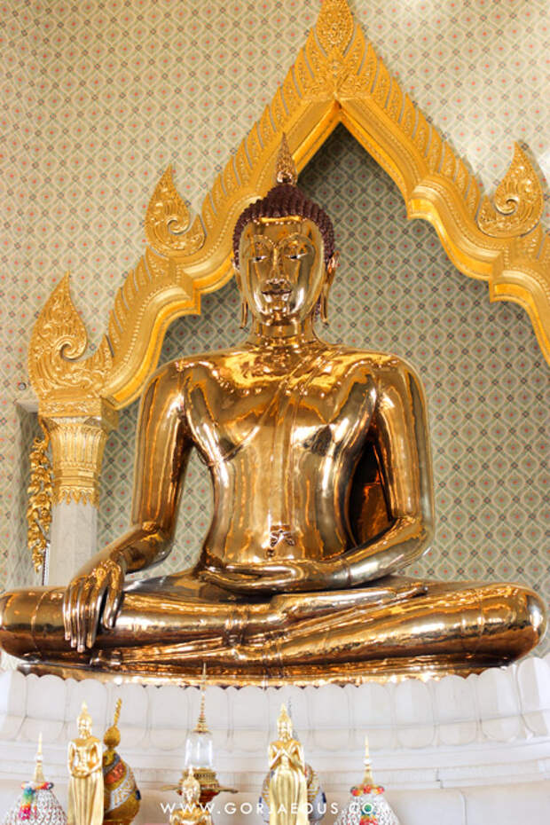 Wat-Traimit-Bangkok-Thailand-03.jpg