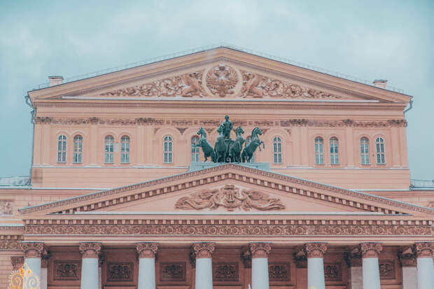 Shot: Зрителей эвакуировали из здания Большого театра в Москве