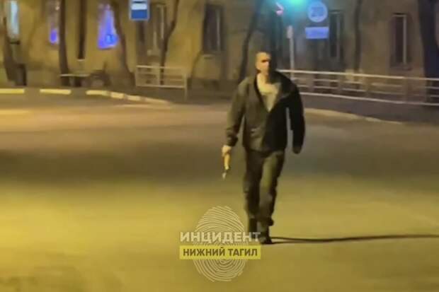 В Нижнем Тагиле мужчина с топором пугал прохожих и попал на видео
