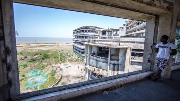 Заброшенная гостиница Grande Hotel в Мозамбике стала домом для 3500 человек