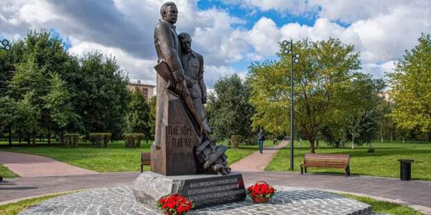 Собянин возложил цветы к памятнику бойцам 13-й дивизии народного ополчения
