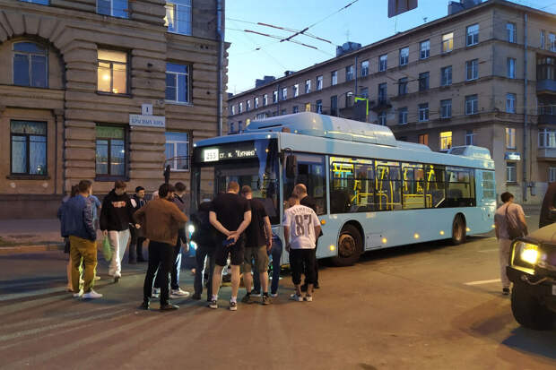 В Петербурге женщину на электросамокате затащило под автобус