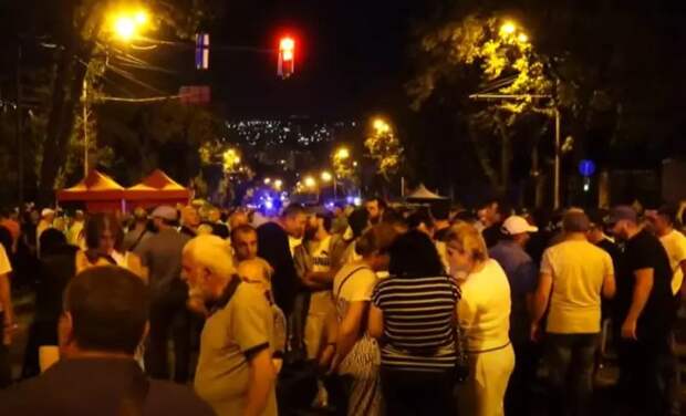 Многотысячные акции протеста в Ереване: полиция применяет спецсредства