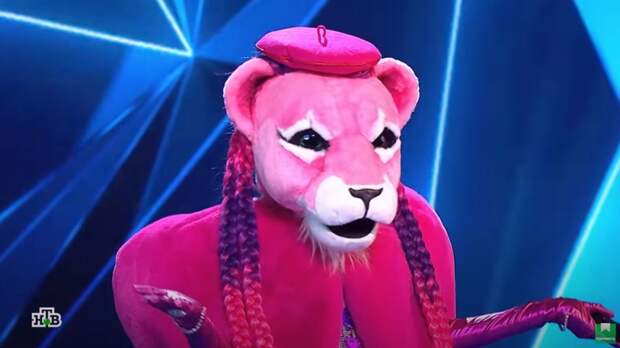 Бузова призналась, что с трудом носила пятикилограммовую маску Розовой Пантеры
