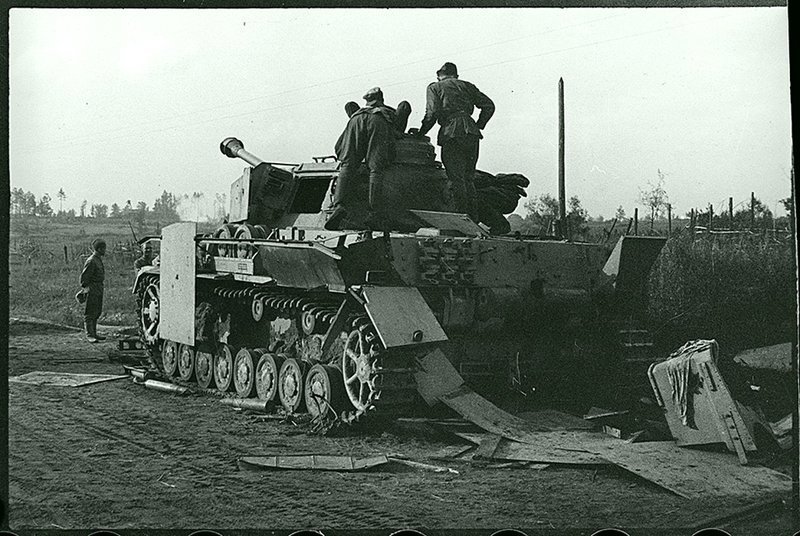Захваченная нашими войсками немецкая самоходка. Брянский фронт, 1943. Великая Отечественная война, СССР, история