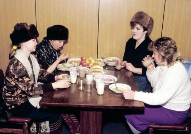 Женщины обедают в кафе
