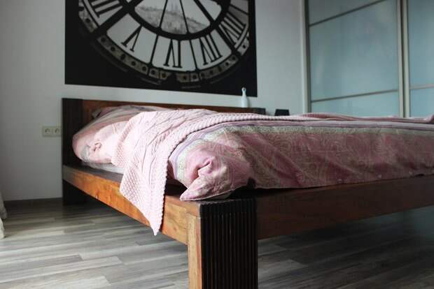 Спальня: кровать в тибетском стиле плюс новые старые советские полки