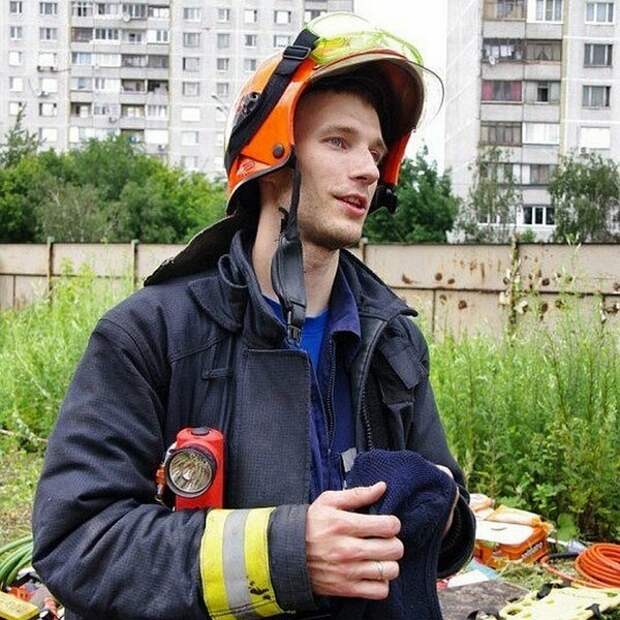 На фото - пожарный Петр Станкевич ( героически погиб, спасая много жизней)