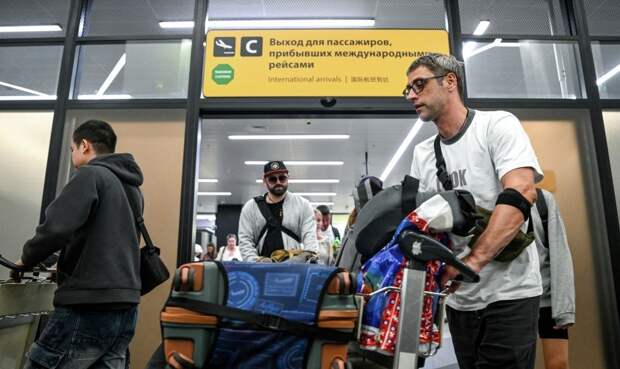 Около 500 россиян смогут покинуть Иран через Азербайджан