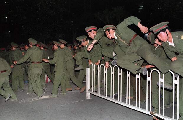 Расстрел демонстрантов на площади Тяньаньмэнь 25 лет назад Tiananmen Square 20 Расстрел демонстрантов на площади Тяньаньмэнь 25 лет назад