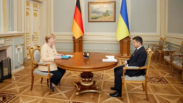 Зеленский назвал приоритетную тему переговоров с Меркель