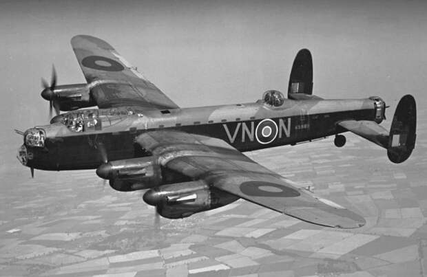 Avro 683 Lancaster. Источник фото - https://dzen.ru/a/XeVtJBGNfwCtWvHP