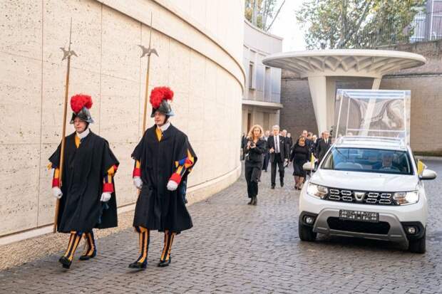 Скромный Папа: Франциск получил специальный Dacia Duster