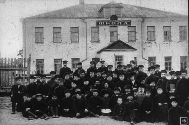 Учащиеся Церковно-приходской школы в Спас-Клепиках, около 1910 года (Сергей Есенин в правом углу)