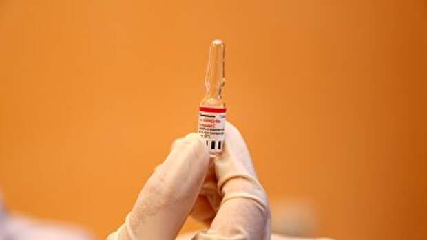 Медицинский работник держит в руке вакцину от COVID-19 "Спутник-V" ("Гам-КОВИД-Вак")