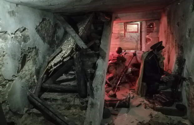 Отряд старшего лейтенанта Константина Ольшанского (фигура на переднем плане) держит оборону в бывшем здании портовой конторы. Фрагмент диорамы, входящей в экспозицию музея Николаевского десанта в городе Николаеве