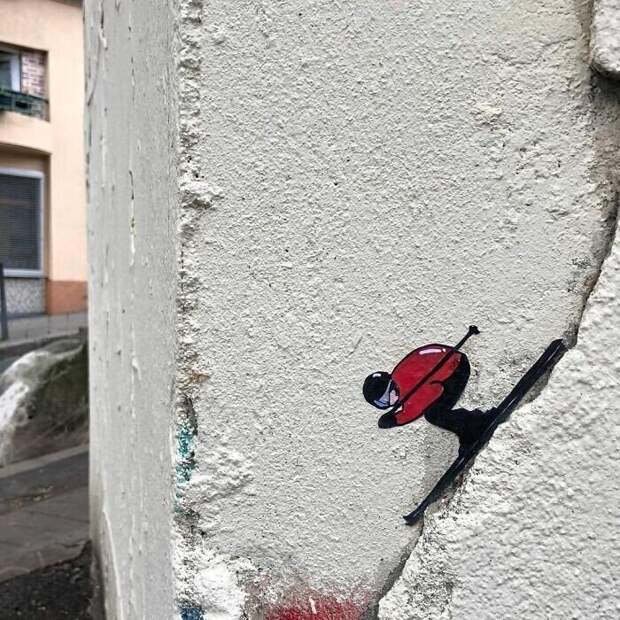 Художник расписывает улицы в стиле вандализма