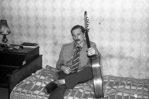 етр Мамонов на квартирнике, Москва, 1985 год. Фотограф Игорь Мухин.