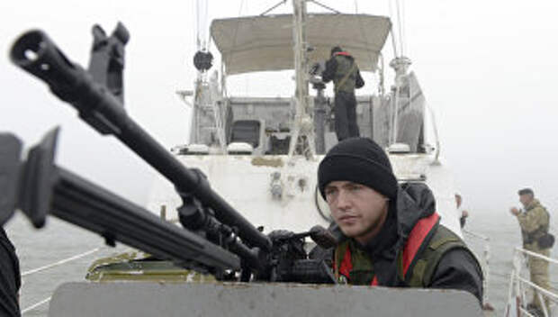 Сотрудники береговой охраны Украины патрулируют Азовское море в районе Мариуполя