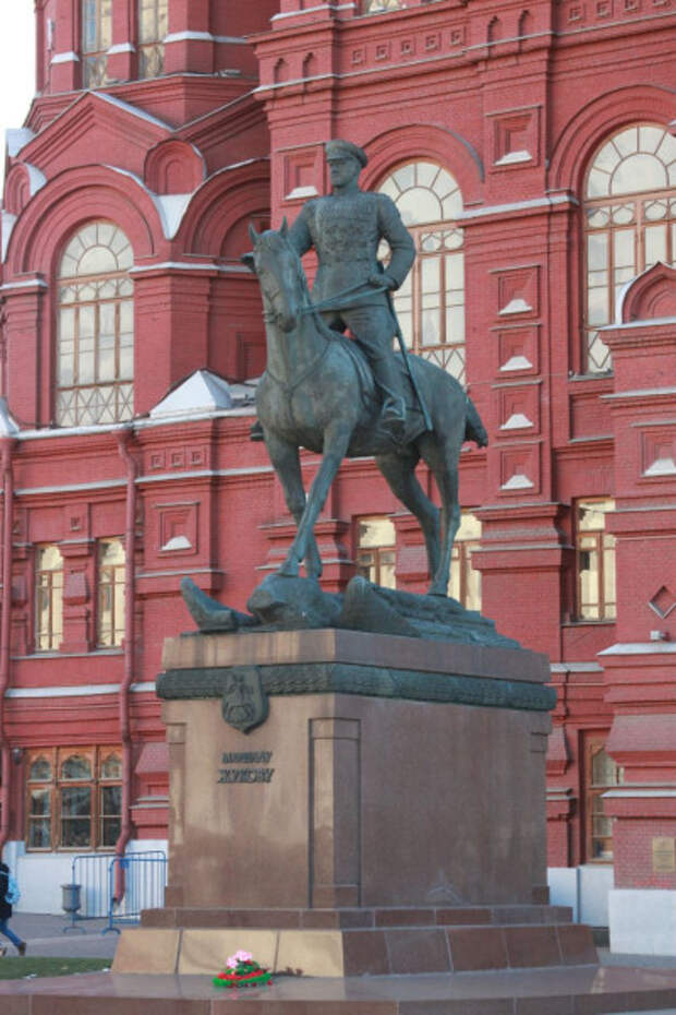 Две медсестры написали "ГУР" на памятнике Жукову на Красной площади