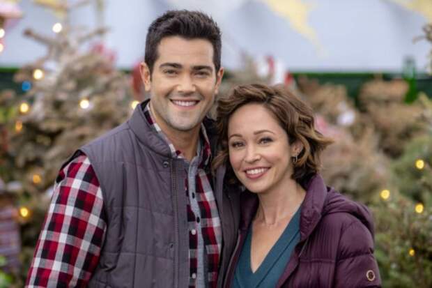 Jesse Metcalfe and Autumn Reeser, Christmas Under the Stars | Photo Credits: Hallmark