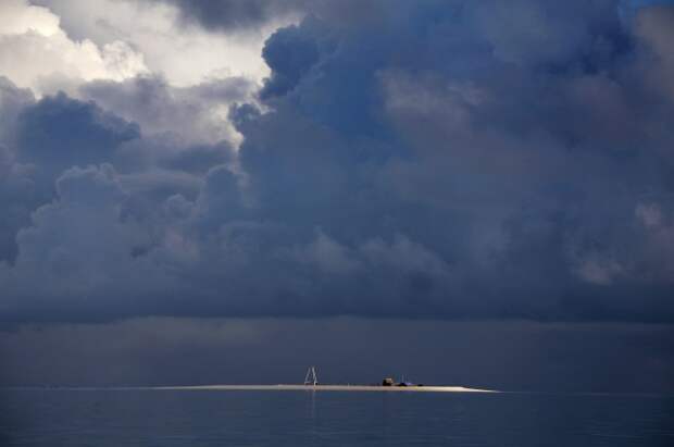 Штормовые тучи над островом Байкмен, Кирибати, 25 мая 2013 года. Фото: REUTERS / David Gray