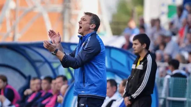 Тренер «Пюника» показал неприличный жест в сторону скамейки соперника во время матча Лиги Европы