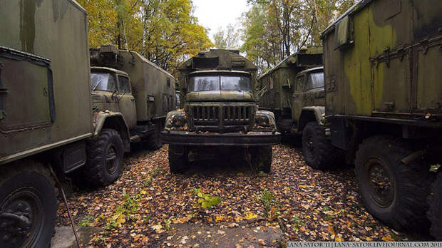 Брошенная военная техника в лесу Брошенная военная техника в лесу