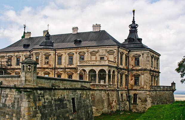 7 самых потрясающих заброшенных замков мира