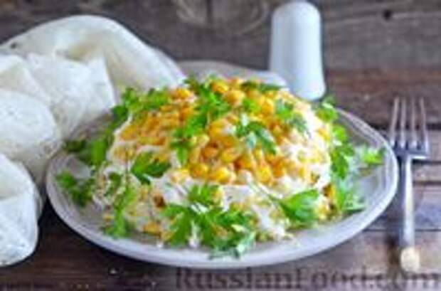 Фото к рецепту: Слоёный салат с курицей, кукурузой и маринованными грибами