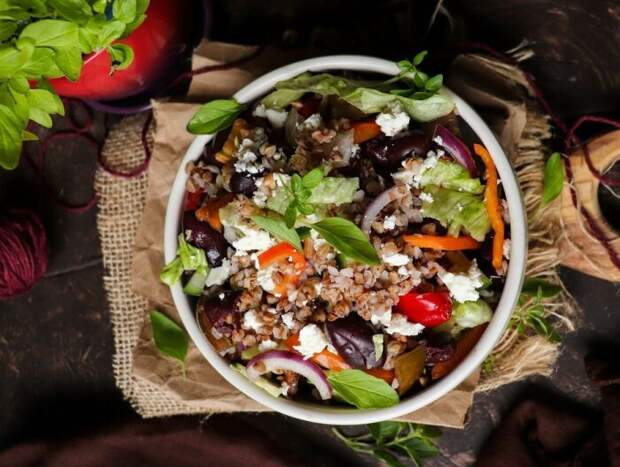 Салат с гречкой. \ Фото: havocinthekitchen.com.