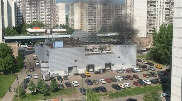 Возгорание у магазина «Перекресток» в Москве потушено