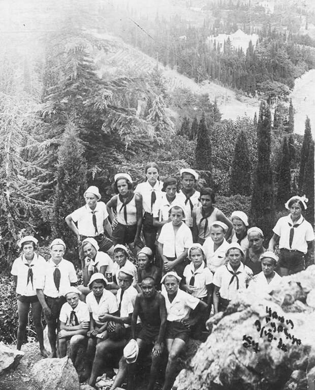 Группа пионеров из Казани на отдыхе в Артеке СССР, Крым, Гурзуф; 1937 август Фотобумага, фотопечать, 13,5х1.jpg Группа пионеров из Казани на отдыхе в Артеке СССР, Крым, Гурзуф; 1937 август Фотобумага, фотопечать, 13,5х1.jpg